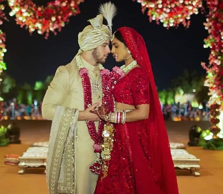 प्रियंका चोपड़ा की शादी की ये तस्वीर बेहद खास है. सब्यसाची द्वारा डिजाइन किए हुए इस लाल रंग के खूबसूरत लहंगे में प्रियंका ने निक संग हिंदू रीति-रिवाजों के मुताबिक शादी की. आपको जानकर हैरानी होगी कि इस लहंगे को तैयार करने में 3752 घंटों का समय लगा है.