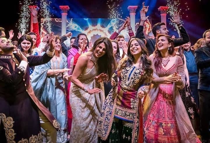 प्रियंका -निक के संगीत की ये तस्वीर बेहद खास है . इस तस्वीर में आप देख सकते हैं कि प्रियंका के साथ उनका और निक का पूरा परिवार इस संगीत समारोह में किस तरह मस्ती में डूबा नजर आ रहा है.