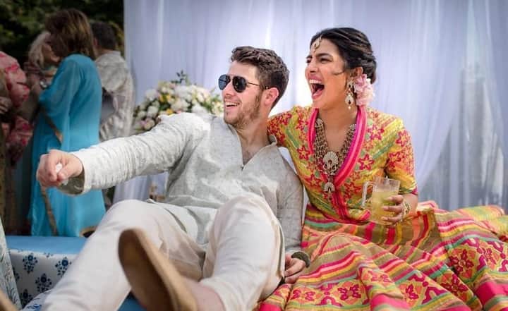 प्रियंका और निक की ये बेहद खूबसूरत तस्वीर उनकी मेंहगी सेरेमनी की है. इस तस्वीर में आप दोनों के चेहरों की हंसी और खुशी देख सकते हैं. 