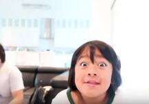 अपने खिलौनों का रिव्यू करके इस 7 साल के बच्चे ने कमाएं 22 मिलियन डॉलर, देखें कौन है ये