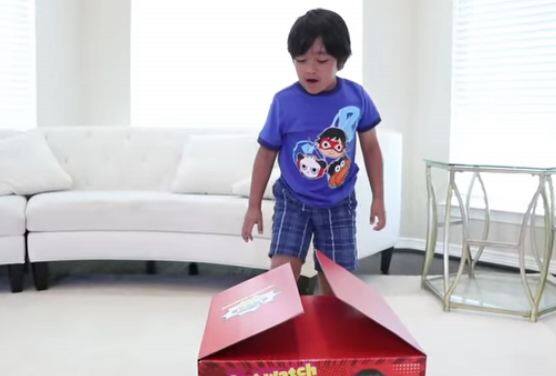 रियान के पेरेंट्स ने 2015 में रियान टॉयजरिव्यू का मेन चैनल भी लॉन्च किया था. रियान ने 2018 जून में ही सभी यूट्यूब स्टार्स को मात दे सबसे अधिक कमाई कर ली थी जो कि दिसंबर तक आते-आते बरकरार रही. फोटोः यूट्यूब