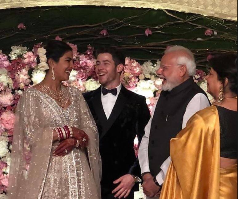 PM Narendra modi give this special gift to newly wed priyanka chopra and nick jonas प्रियंका और निक के रिसेप्शन में पहुंचे थे पीएम नरेंद्र मोदी, दोनों को दिया ये खास तोहफा