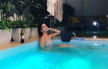 सनी लियोन ने ब्लू, व्हाइट बिकिनी पहनकर दिखाया अपना अनोखा अंदाज़, देखें तस्वीरें