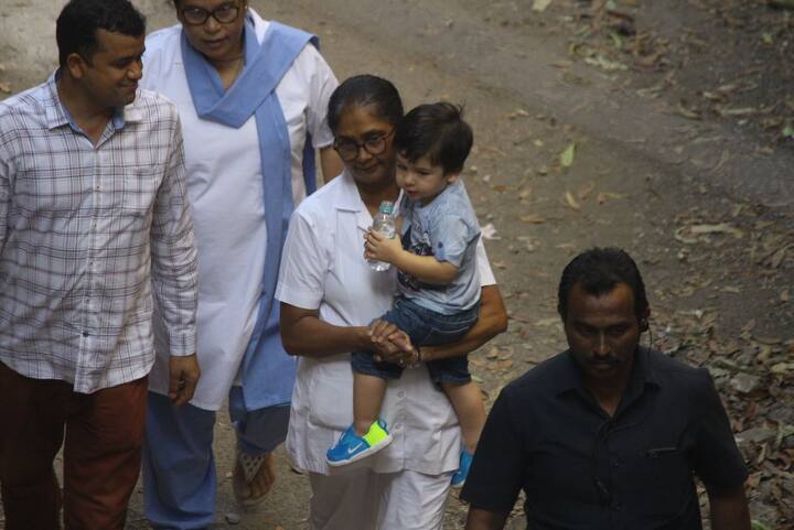 वहीं, तैमूर सेट पर नैनी की गोद में दिखाई दिए. वो पानी की बोतल से खेलते हुए नज़र आए. (तस्वीर: मानव मंगलानी)