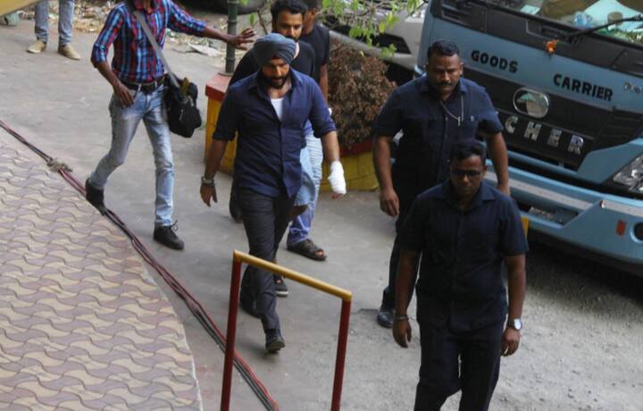 सेट पर सैफ अली खान अपने कैरक्टर में नज़र आए. इस दौरान उनकी कलाई पर पट्टी भी बंधी हुई नज़र आई. (तस्वीर: मानव मंगलानी)