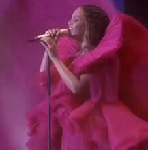 कांस फेस्टिवल में दीपिका ने पहनी थी पिंक ड्रेस, अब इस हॉलीवुड पॉप स्टार ने की उसकी कॉपी