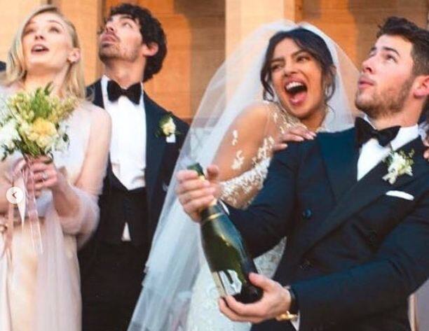 शादी के बाद शैंपेन खोल सेलिब्रेट करते निक जोनस और प्रियंका. साथ में हैं उनके जेठ और जेठानी. फोटोः इंस्टाग्राम