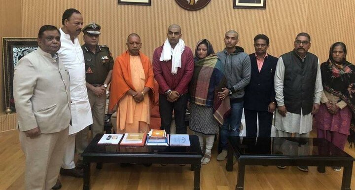 Family of Inspector Subodh Kumar Singh met Chief Minister Yogi Adityanath and UP DGP OP Singh at CM residence बुलंदशहर हिंसा: 72 घंटे बाद योगी को शहीद इंस्पेक्टर के परिवार की आई याद, मिलकर मदद का भरोसा दिया