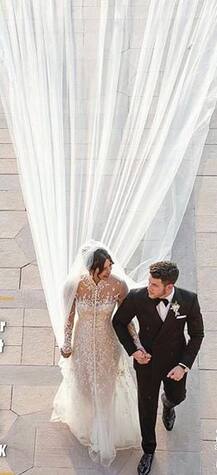 शादी के दिन कुछ ऐसे एक-दूसरे की बांहों में खोए हुए थे निक और प्रियंका, देखें तस्वीरें