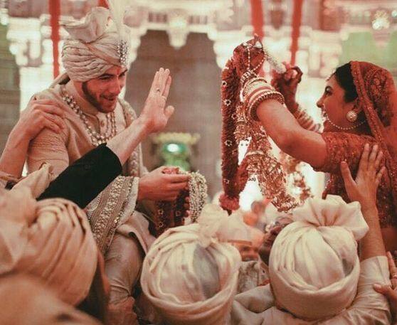 प्रियंका चोपड़ा ने 2 दिसंबर को हिंदु रीति-रिवाजों के हिसाब अमेरिकन सिंगर से निक जोनस से शादी कर ली. फोटोः इंस्टाग्राम