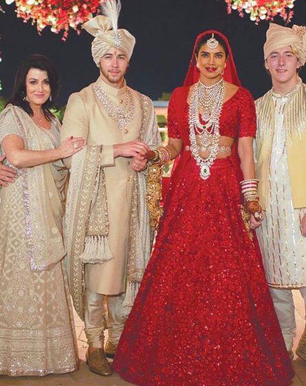 एक तस्वीर में प्रियंका और निक परिवार के संग भी पोज देते नजर आएं. फोटोः इंस्टाग्राम