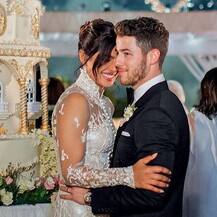 शादी के दिन कुछ ऐसे एक-दूसरे की बांहों में खोए हुए थे निक और प्रियंका, देखें तस्वीरें