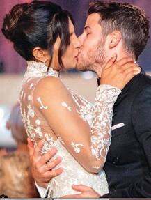 शादी के दिन कुछ ऐसे एक-दूसरे की बांहों में खोए हुए थे निक और प्रियंका, देखें तस्वीरें