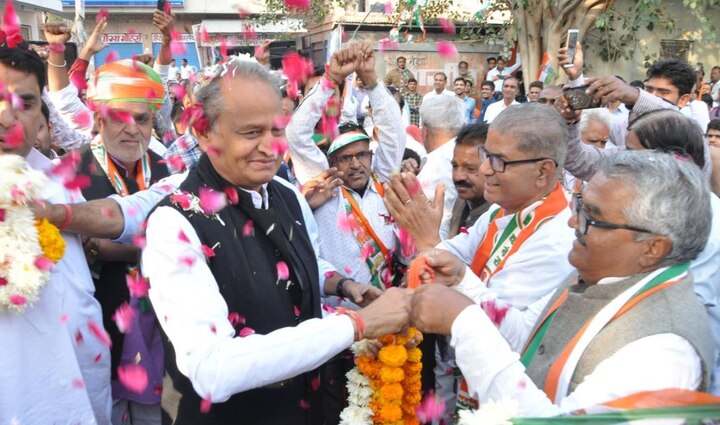 rajasthan assembly election 2018 ashok Gehlot says people have decided to send Vasundhara back home Congress will form government sachin pilot अशोक गहलोत बोले- कांग्रेस जीत रही है राजस्थान, सचिन पायलट ने कहा- चुनाव बाद तय होगा CM कौन