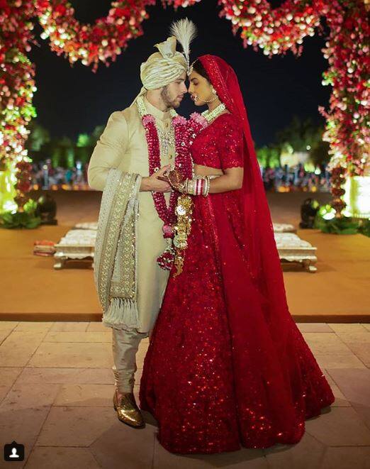  शादी की सभी रस्में पूरी होने के बाद दोनों कुछ इस अंदाज में एक दूसरे में खोए नजर आए. 