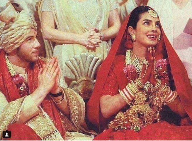  हाथ जोड़कर शादी की सभी रस्में पूरे करते प्रियंका चोपड़ा और निक जोनास. 