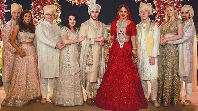 शादी की रस्में शुरु होने से पहले निक के पूरे परिवार के साथ प्रियंरा चोपड़ा का बेहद खास लम्हा. 