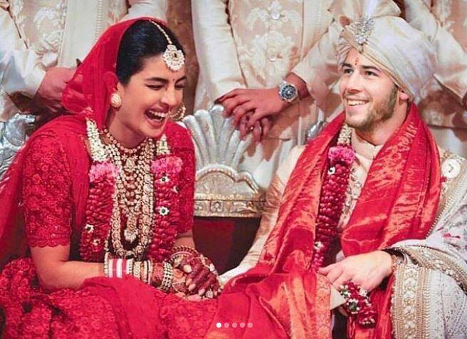 फेरों की रस्म निभाते निक और प्रियंका. इस कैंडेड फोटो में आप देख सकते हैं कि एक दूसरे के साथ शादी के बंधन में बंधने पर काफी उत्साहित हैं. 
