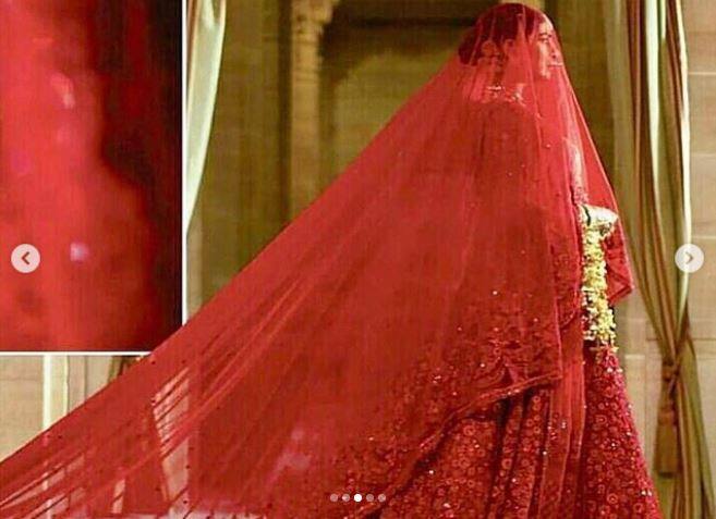 बता दें कि प्रियंका चोपड़ा ने अपनी शादी में फैशन डिजाइनर सब्यसाची के डिजाइन किया हुआ सुर्ख जोड़ा पहना था. 