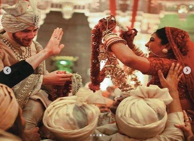 ये तस्वीर हैं निक और प्रियंका की जयमाला की रस्म की. तस्वीर में दोनों की चेहरे पर खुशी का ठीकाना नहीं है. 