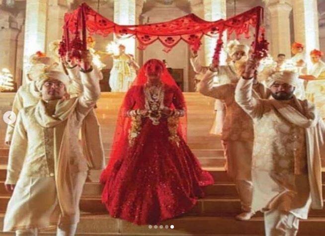 जयमाला के लिए प्रियंका चोपड़ा कुछ इस अंदाज में अपना चेहरा को घूंघट से ढक कर पहुंची थीं. तस्वीरों में आप प्रियंका के हाथों में कलीरे भी देख सकते हैं. 