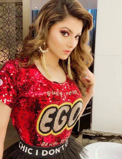 इस तस्वीर को पोस्ट कर उर्वशी ने लिखा है कि आई एम फीलिंग शाय. साथ ही टैन्ड का हैशटैग किया है. फोटोः इंस्टाग्राम