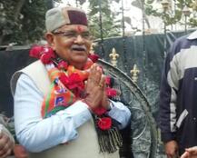 नियम तोड़ जैकेट पर चुनाव चिह्न लगाकर वोट डालने पहुंचे राजस्थान के गृहमंत्री गुलाब चन्द कटारिया