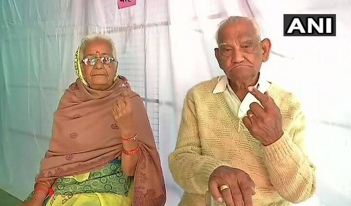 97 साल के नागेंद्र सिंह चौहान और उनकी 85 वर्षीय पत्नी युवराज कुंवर ने पोलिंग स्टेशन झालावर में अपना वोट दिया. फोटोः ट्विटर ANI