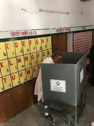 राजस्थान विधानसभा चुनाव के लिए वोटिंग जारी है. राजस्थान में बड़े पैमाने पर ईवीएम में खराबी की बातें सामने आई है. लेकिन इसके बाद भी मतदाताओं का जोश कम नहीं हुआ. युवाओं से लेकर बड़े-बुजुर्ग तक में वोट देने का जोश साफ दिखाई दे रहा है. देखिए तस्वीरों में इसकी एक झलक. फोटोः ट्विटर ANI