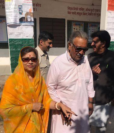 जोधपुर के पूर्व रॉयल गज सिंह और उनकी पत्नी ने सरदारपुरा निर्वाचन क्षेत्र में मतदान बूथ संख्या 194 में अपना वोट डाला. फोटोः ट्विटर ANI