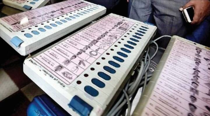 राजस्थान में ईवीएम, वीवीपीएटी के खराब होने के बाद कई निर्वाचन क्षेत्रों में मतदान रोक दिया गया था. लेकिन कुछ जगहों पर आधे या एक घंटे बाद दोबारा मतदान शुरू कर दिया गया. फोटोः ट्विटर ANI