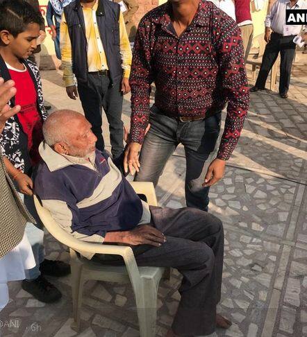 ये तस्वीर जोधपुर जिले के सरदारपुरा निर्वाचन क्षेत्र के पोलिंग बूथ नंबर 104 की है. फोटोः ट्विटर ANI