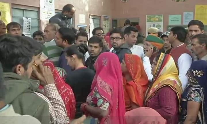 केंद्रीय मंत्री अर्जुन राम मेघवाल को बीकानेर के पोलिग बूथ नंबर 172 में अपना अपना वोट डालने के लिए एक कतार में खड़ा रहना पड़ा. इस दौरान ईवीएम मशीन खराब होने से उन्होंने में लाइन में खड़े होकर 1 घंटे तक इंतजार किया. फोटोः ट्विटर ANI