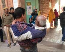 राजस्थान चुनावः किसी ने गोद में तो किसी ने व्हील चेयर पर बैठकर दिया वोट, देखें तस्वीरें