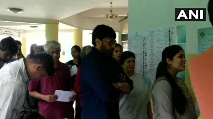 साउथ सिनेमा के जाने-माने एक्टर चिरंजीवी जुबली हिल्स, हैदराबाद के पोलिंग बूथ नंबर 148 पर वोट देते देखे गए. फोटोः एएनआई ट्विटर 