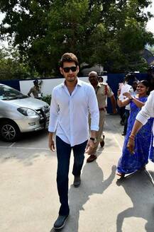 तेलंगाना चुनाव: पोलिंग बूथ पर दिखाई दिए टॉलीवुड के ये सितारे