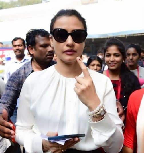 साउथ सिनेमा की एक्ट्रेस नम्रता भी हैदराबाद में वोटिंग के दौरान दिखाईं दी. फोटोः ट्विटर