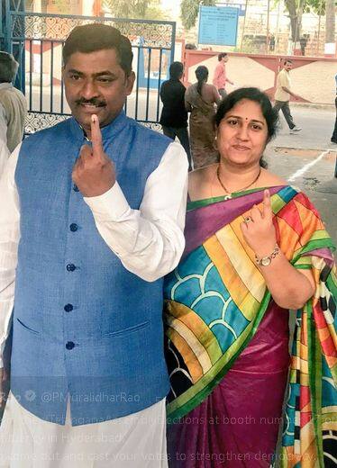 बीजेपी के राष्ट्रीय महासचिव प्रभारी मुरलीधर राव ने वोटिंग के बाद अपनी तस्वीर ट्विटर पर पोस्ट की. फोटोः ट्विटर