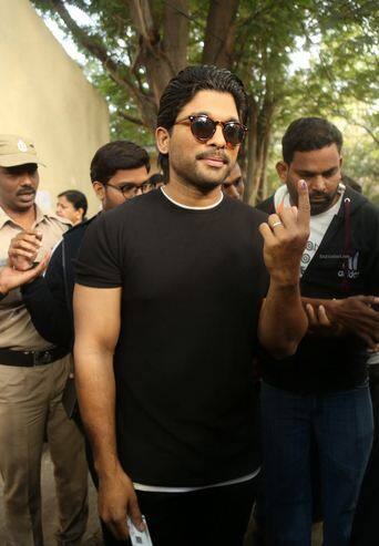 साउथ सिनेमा के मशहूर एक्टर अल्लू अर्जुन जुबली हिल्स हैदराबाद के पोलिंग बूथ नंबर 152 पर वोटिंग के दौरान दिखे. फोटोः ट्विटर