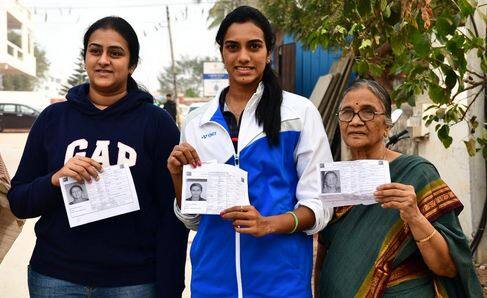 बैडमिंटन प्लेयर पी.वी सिंधु अपने परिवार के साथ पोलिंग स्टेशन के बाहर नजर आईं.  फोटोः ट्विटर