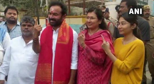 तेलंगाना के भाजपा नेता किशन रेड्डी भी मतदान देते दिखे. फोटोः एएनआई ट्विटर