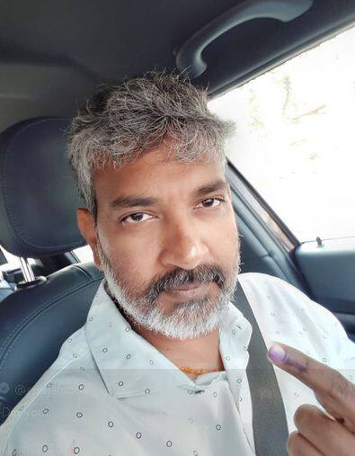 तेलुगु फ़िल्मों के डायरेक्टर एस॰एस॰ राजमौली ने वोटिंग के बाद ट्विटर पर अपनी तस्वीर पोस्ट की. फोटोः ट्विटर