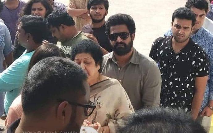 साउथ फिल्मों के हीरो यंग टाइगर तारक के नाम से पॉपुलर एन.टी.रामा.राव जूनियर भी वोटिंग के दौरान दिखे.  फोटोः एएनआई ट्विटर