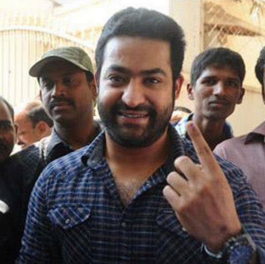 तेलंगाना विधानसभा चुनाव में 119 सीटों के लिए आज सुबह से वोटिंग हो रही है. इस मौके पर आम लोगों के साथ ही नेता, खिलाडी़ और दिग्गज़ सितारों का जमावड़ा लगा हुआ है. चलिए जानते हैं तेलंगाना विधानसभा चुनाव में कौन-कौन से सितारे वोटिंग करते दिखें. फोटोः ट्विटर