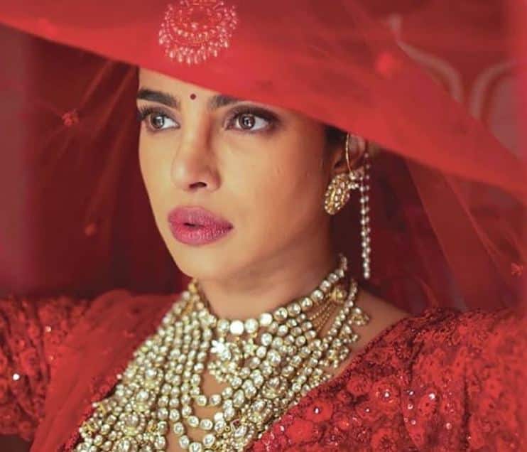 प्रियंका-निक वेडिंग: शादी के लिए चुना सब्यसाची का लाल लहंगा, जानें कैसे डिजाइन की गई खास ड्रेस Priyanka Chopra choose a designer Sabyasachi Red Lehnga, Know how made this special dress प्रियंका-निक वेडिंग: शादी के लिए चुना सब्यसाची का लाल लहंगा, जानें कैसे डिजाइन की गई खास ड्रेस