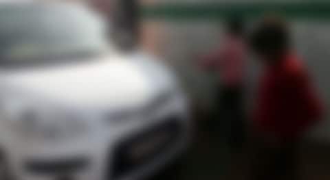 गोरखपुरः बच्चों से कार साफ कराने का वीडियो हुआ वायरल, बीएसए ने महिला टीचर को किया सस्पेंड गोरखपुरः बच्चों से कार साफ कराने का वीडियो हुआ वायरल, बीएसए ने महिला टीचर को किया सस्पेंड