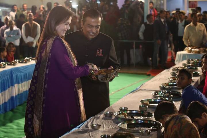 तस्वीर में अंबानी दंपत्ति लोगों को खाना खिलाते दिखें. प्री-वेडिंग में 'स्वदेश बाजार' नाम की प्रदर्शनी भी लगाई जा रही है जिसमें करीब 108 क्षेत्रिय ट्रेडिशनल भारतीय आर्टिस्टों की कला का प्रदर्शन किया जाएगा. इसे विवाह समारोह में आए देशी-विदेशी मेहमानों के लिए आयोजित किया गया है. 
