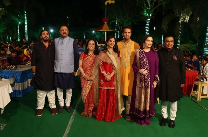 अंबानी परिवार बेटी ईशा अंबानी की प्री-वेडिंग के लिए राजस्थान के उदयपुर पहुंच गया है. इसके साथ पहुंचते ही परिवार ने 5100 लोगों को दिन में तीन बार खाना खिलाया है. यह भोजन कार्यक्रम शुक्रवार से सोमवार तक चलने वाला है. बेटी की शादी से पहले अंबानी परिवार ने आर्शीवाद के लिए 'अन्न सेवा' कार्यक्रम का आयोजन भी किया. ईशा की शादी से पहले प्री-वेडिंग फंक्शन 8 और 9 दिसंबर को रखा गया है. 