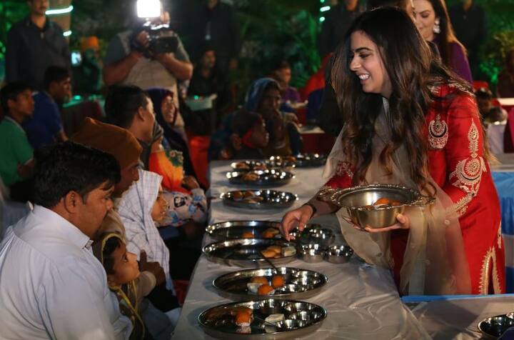 वहीं, बेटी ने पापा-मम्मी के साथ ही लोगों को खाना खिलाया. स्वदेश बाजार के कांस्पेट को काफी अलग बताया जा रहा है. ऐसा इसलिए भी कहा गया है कि क्योंकि इससे कलाबाजों की कला को प्रोत्साहन मिलेगा. खासतौर पर इसके जरिए कई स्वदेशी कला को संरक्षण और पुनर्जीवित किया जा रहा है. आपको बता दें कि पिछले कुछ सालों से रिलायंस फाउंडेशन भी इस क्षेत्र में काम करता आया है. फाउंडेशन का मकसद है कि इसे भविष्य में बरकरार रखा जा सके. 