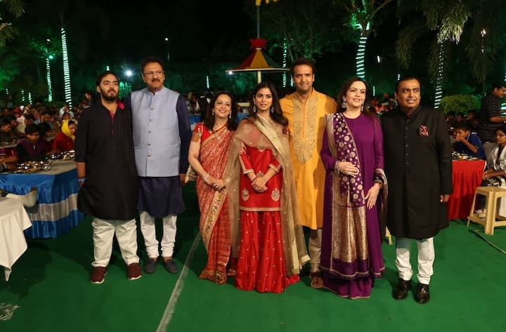 इस दौरान ईशा के ससुर अजय और सास स्वाति पिरामल, पिता मुकेश अंबानी, मां नीता अंबानी और होने वाली पति आनंद पिरामल भी मौजूद रहे. यह सेवा कार्यक्रम उदयपुर के नारायण सेवा संस्थान में पूरा हुआ. दोनों की शादी मुंबई में अंबानी के घर 'एंटीलिया' में 12 दिसंबर को होगी. इसके लिए परिवार भव्य आयोजन करने वाला है. 